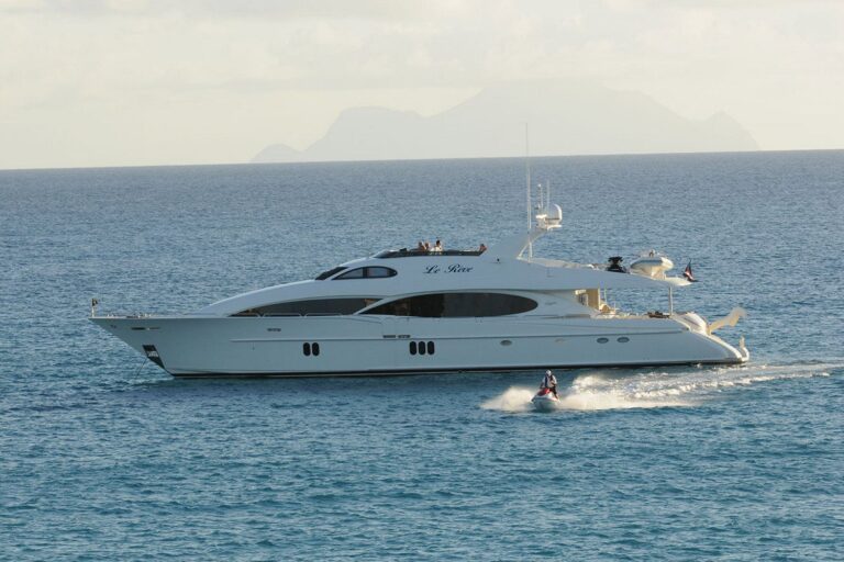 Yacht LE REVE By Lazzara
