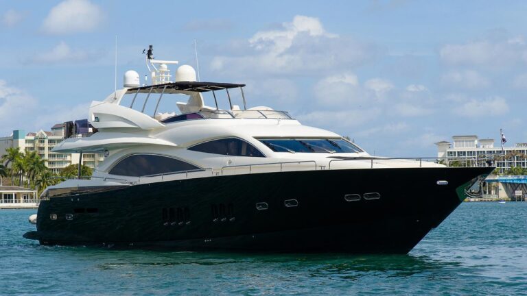 Yacht LEADING FEARLESSLY A Sunseeker 90