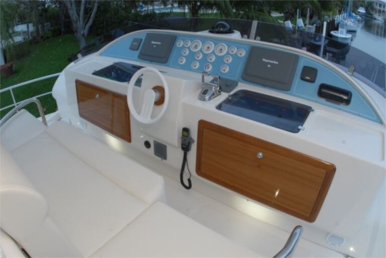 Yacht LEGEND AND SOUL -  Flybridge