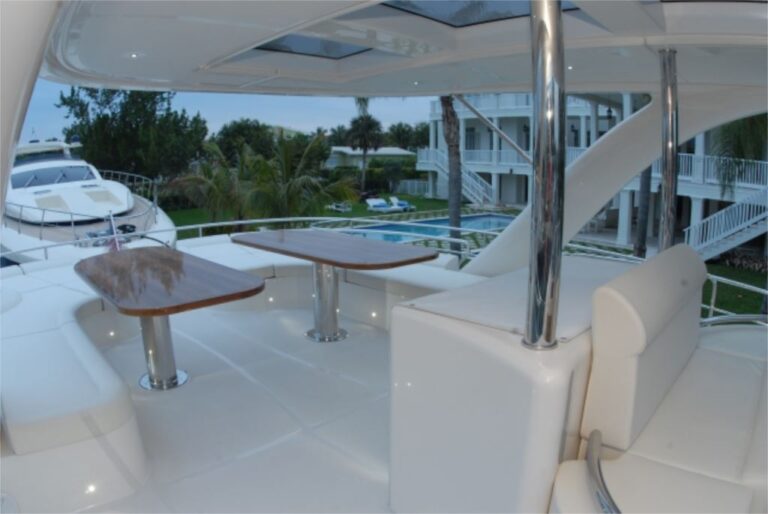 Yacht LEGEND AND SOUL -  Flybridge Dining