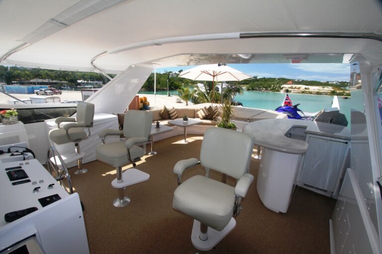 Yacht LOOSE ENDS -  Flybridge