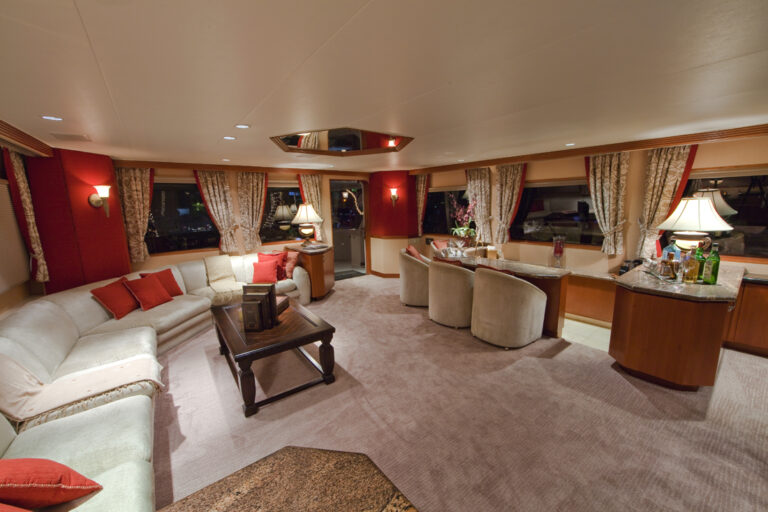 Yacht LOOSE ENDS -  Main Salon