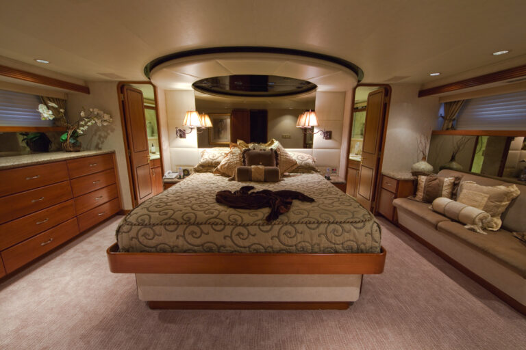 Yacht LOOSE ENDS -  Master Cabin