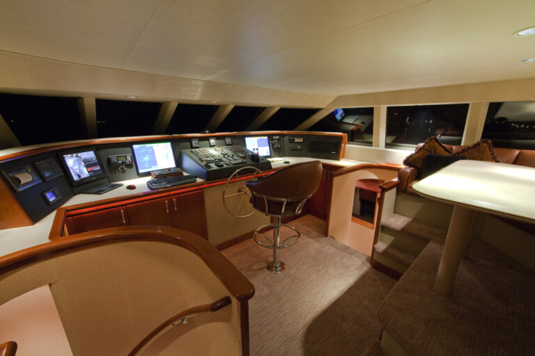 Yacht LOOSE ENDS -  Pilothouse