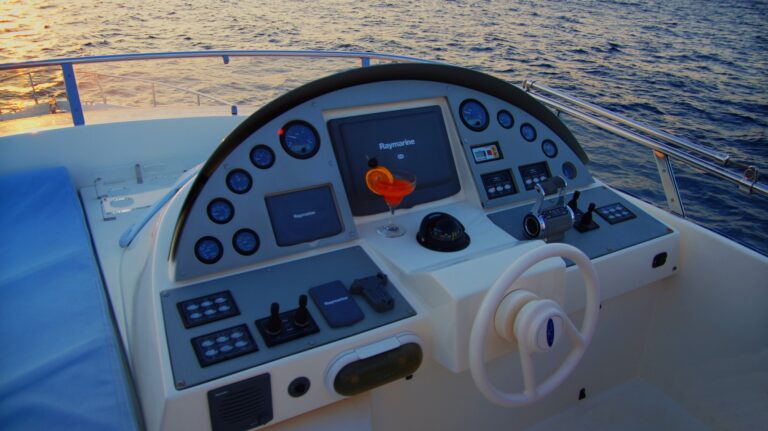 Yacht LUCIGNOLO -  Flybridge Helm