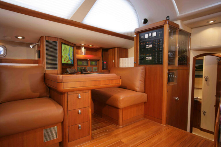 Yacht LUSKENTYRE -  Nav Station