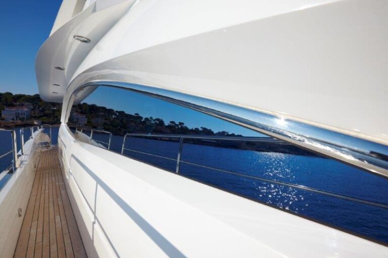 Yacht Live the Moment - Side deck