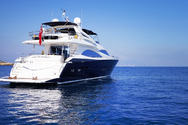 Yacht Live the Moment - Stern