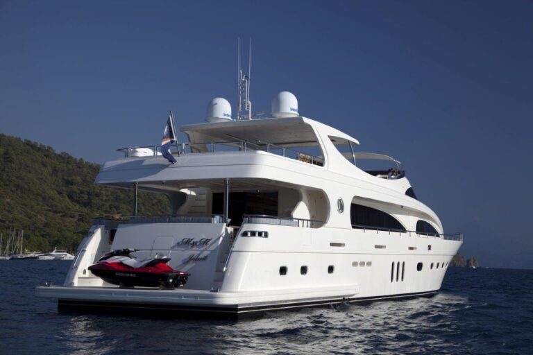 Yacht M & M