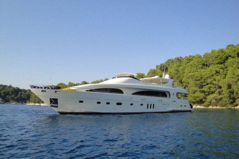 Yacht M & M