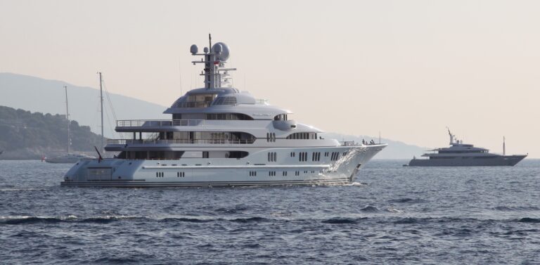 Yacht MAD SUMMER - Image Courtesy LiveYachting