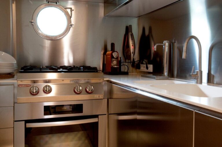 Yacht MASTIFF - Galley