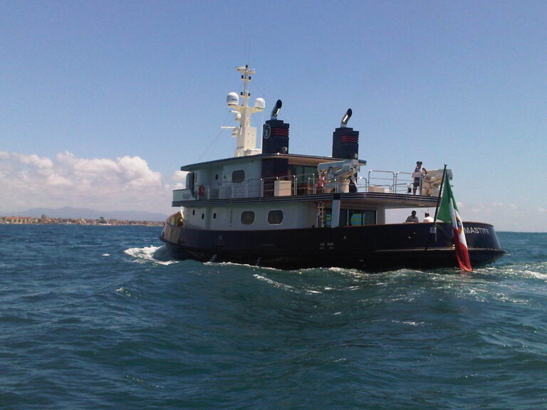Yacht MASTIFF - On Charter