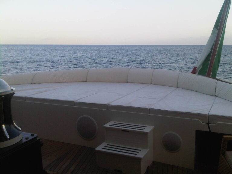 Yacht MASTIFF - Sunpads on Canoe Stern