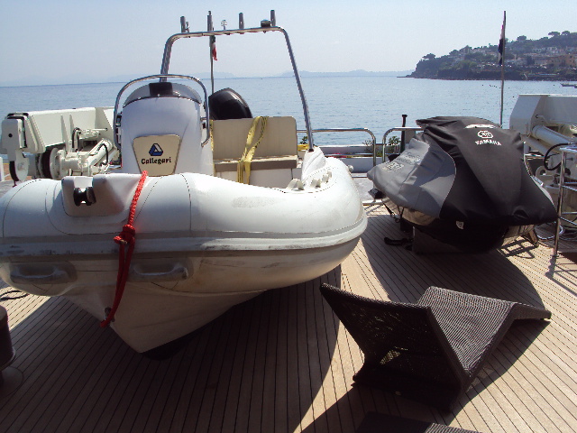 Yacht MASTIFF - Tender on deck