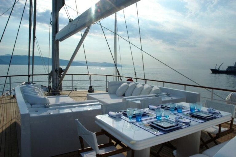 Yacht MATA MUA - The Sundeck