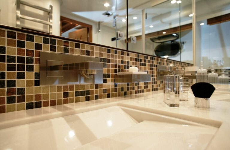Yacht MAYAMA -  Ensuite Detail