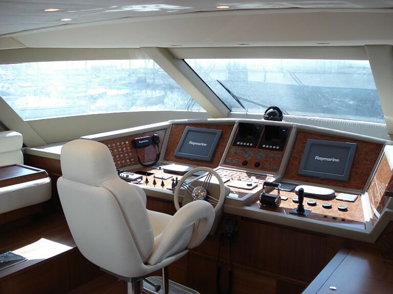 Yacht MERVE - Helm