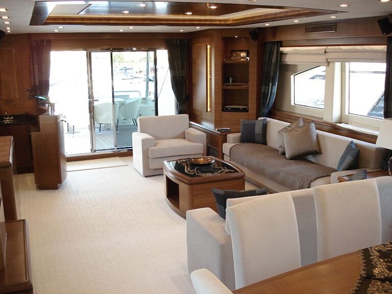 Yacht MERVE - Salon looking Aft