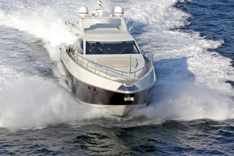 Yacht MR LOUIS - Front View