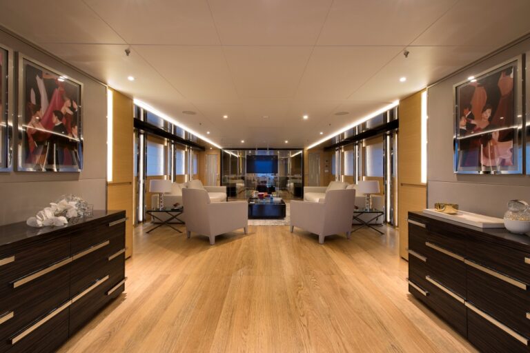 Yacht MY DARLINGS - Entrance