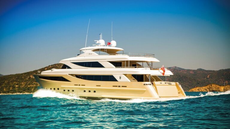 Yacht MY Steel - Underway Aft