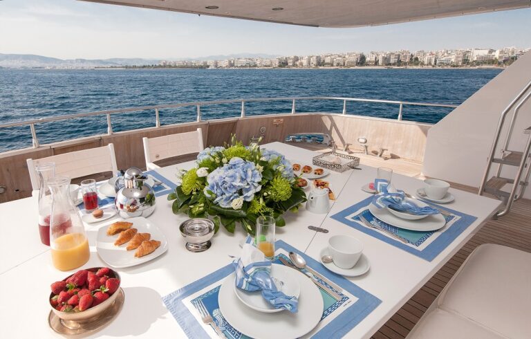 Yacht MY WAY - Aft Deck Al Fresco Dining