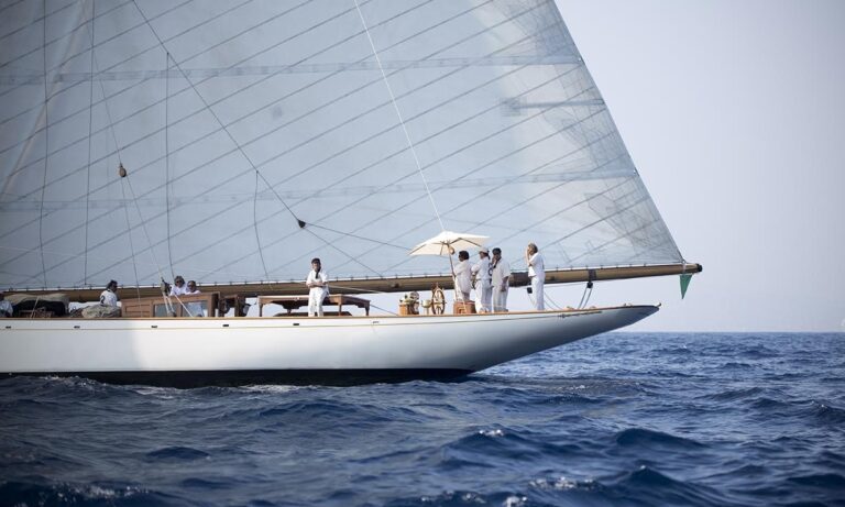 Yacht Moonbeam IV - In Cannes