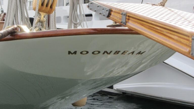 Yacht Moonbeam IV - Swallow Tail Transom