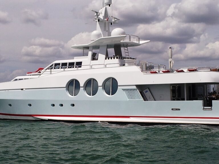 Yacht NEVER SAY NEVER -  Port Side