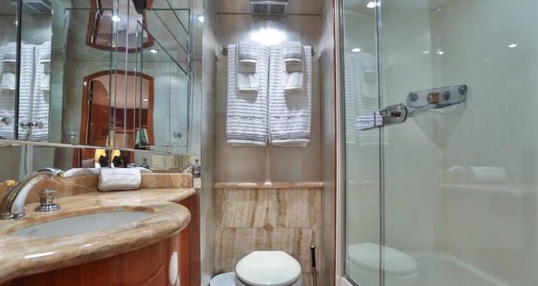 Yacht NO COMPLAINTS - Guest Ensuite 2