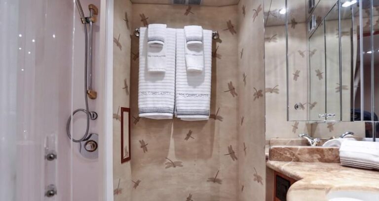 Yacht NO COMPLAINTS - Guest Ensuite