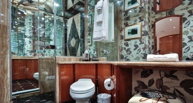 Yacht NO COMPLAINTS - Master Ensuite