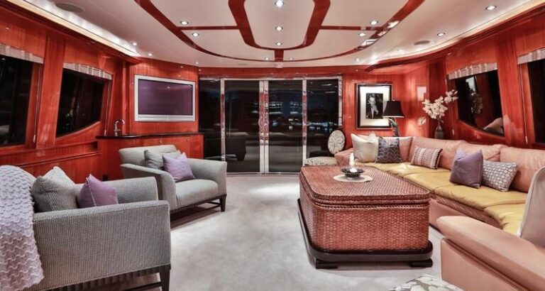 Yacht NO COMPLAINTS - Salon looking Aft
