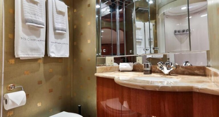 Yacht NO COMPLAINTS - VIP Ensuite