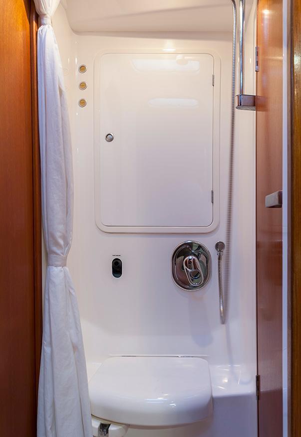 Yacht OLIVIA LEE -  Guest Shower