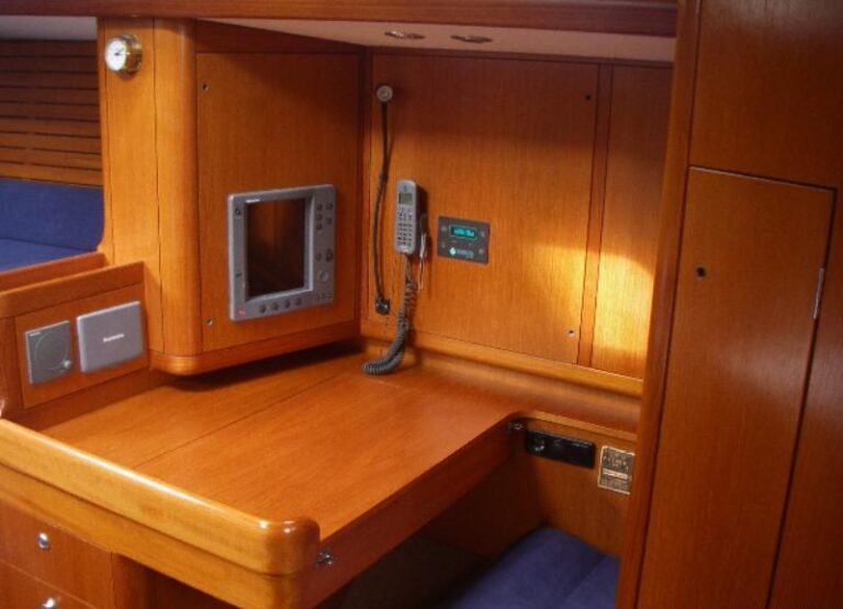 Yacht OLIVIA LEE -  Navigation Station