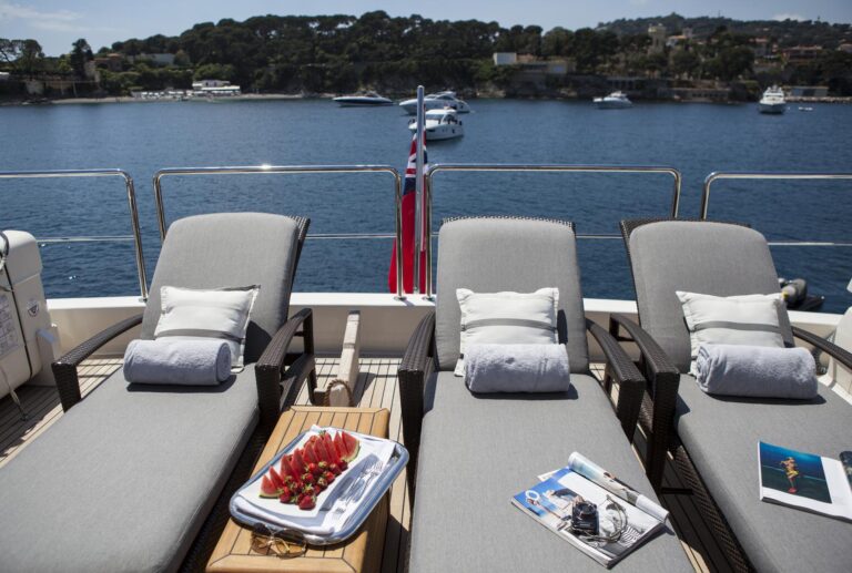 Yacht PERPETUAL - Sunbeds on Sundeck