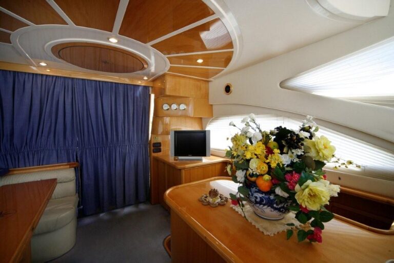 Yacht PIPALUK - Salon looking Aft