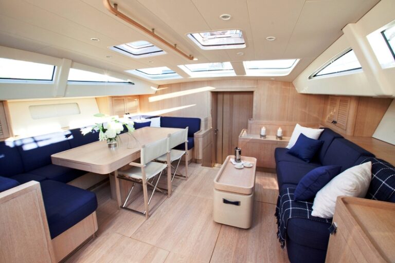 Yacht PTARMIGAN -  Main Salon Dining