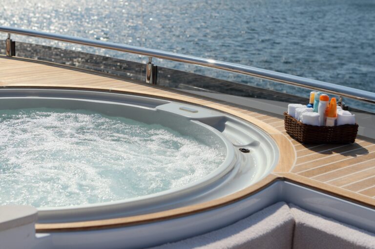 Yacht QUARANTA By Curvelle - Jacuzzi Detail