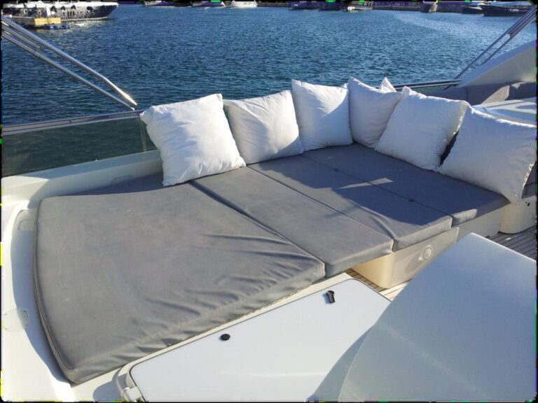 Yacht R MANY -  Flybridge Sunpads