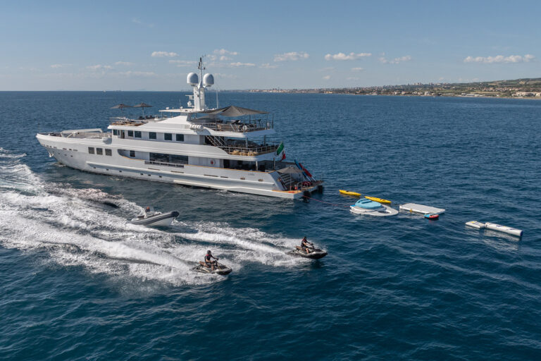 Yacht R23 With Toys