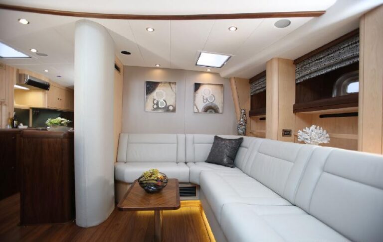 Yacht RAVEN -  Lower Salon Seating