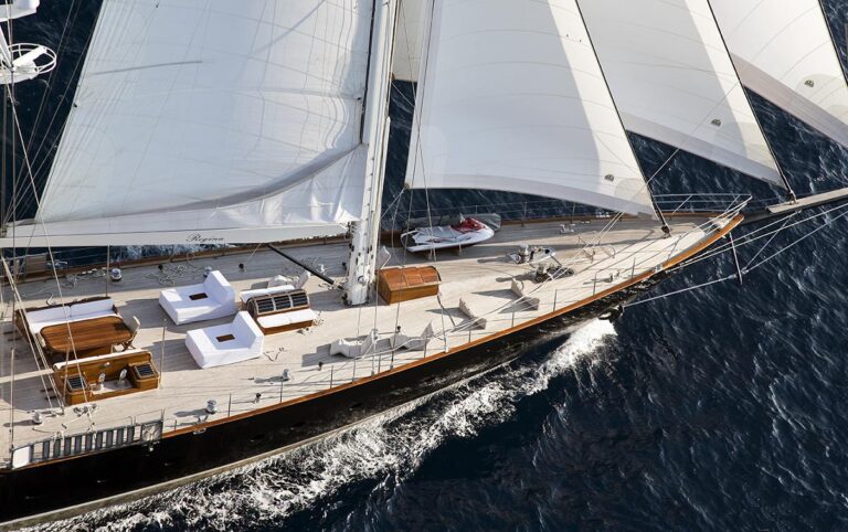 Yacht REGINA - Foredeck while Sailing