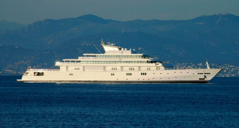 Yacht Rising Sun