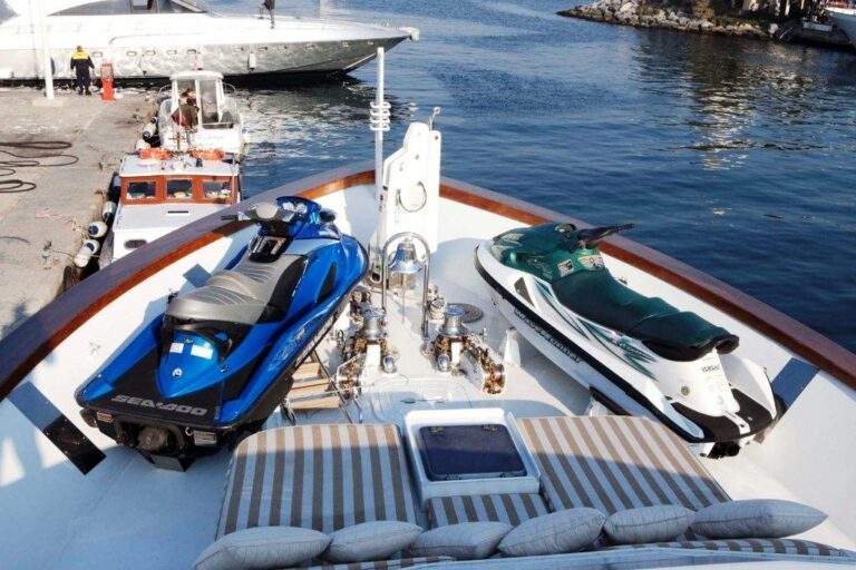 Yacht S & U - Bow