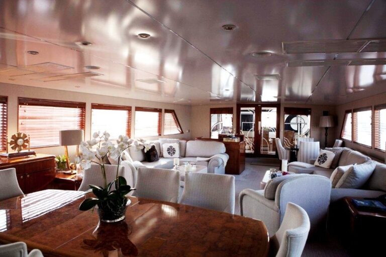Yacht S & U - Salon