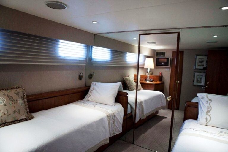 Yacht S & U - Twin Cabin