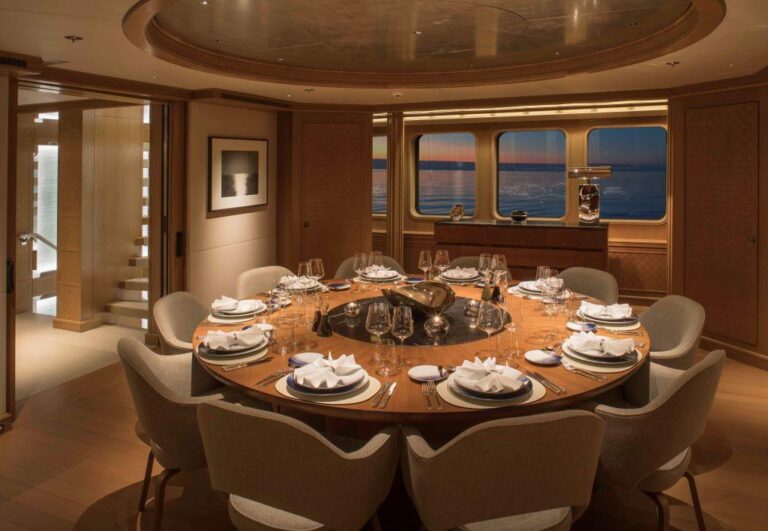 Yacht SAMADHI - Formal dining